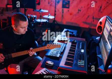 Guitariste ont une session d'enregistrement à l'intérieur dans le studio Banque D'Images