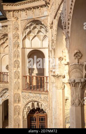 Kashan, Iran, 25 avril 2019 : murs décorés dans la maison iranienne Banque D'Images