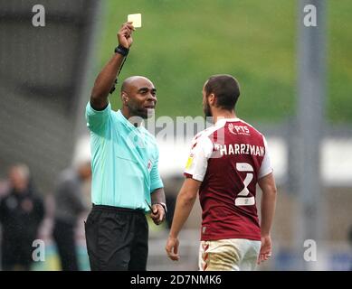 L'arbitre Sam Allison présente une carte jaune à Michael Harriman de Northampton Town lors du match de la Sky Bet League One au PTS Academy Stadium, à Northampton. Banque D'Images