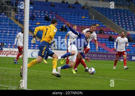 Cardiff, Royaume-Uni. 24 octobre 2020. Keiffer Moore, de Cardiff City (c), est proche de la notation. Match de championnat EFL Skybet, Cardiff City et Middlesbrough au Cardiff City Stadium de Cardiff, pays de Galles, le samedi 24 octobre 2020. Cette image ne peut être utilisée qu'à des fins éditoriales. Utilisation éditoriale uniquement, licence requise pour une utilisation commerciale. Aucune utilisation dans les Paris, les jeux ou les publications d'un seul club/ligue/joueur. photo par Andrew Orchard/Andrew Orchard sports Photography/Alamy Live News crédit: Andrew Orchard sports Photography/Alamy Live News Banque D'Images