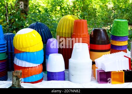 Vases de fleurs en plastique de différentes couleurs à vendre sur le bord de la route, foyer sélectif Banque D'Images