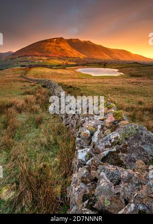 Lever de soleil d'or brillant au-dessus des hauts de la montagne de Blencathra dans le district de English Lake. Banque D'Images