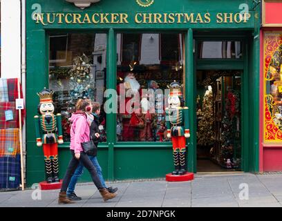 Édimbourg, Écosse, Royaume-Uni. 24 octobre 2020. Extérieur de la boutique de Noël sur Royal Mile à Édimbourg. Le gouvernement écossais avertit que les célébrations de Noël et les rassemblements familiaux pourraient être sérieusement réduits en raison des fermetures de Covid-19. Iain Masterton/Alay Live News Banque D'Images