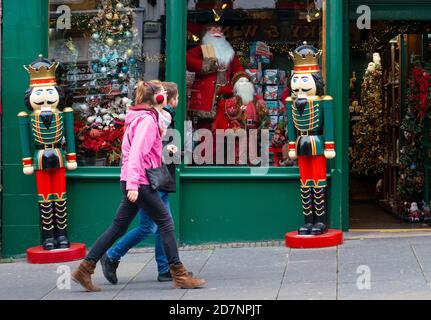 Édimbourg, Écosse, Royaume-Uni. 24 octobre 2020. Extérieur de la boutique de Noël sur Royal Mile à Édimbourg. Le gouvernement écossais avertit que les célébrations de Noël et les rassemblements familiaux pourraient être sérieusement réduits en raison des fermetures de Covid-19. Iain Masterton/Alay Live News Banque D'Images