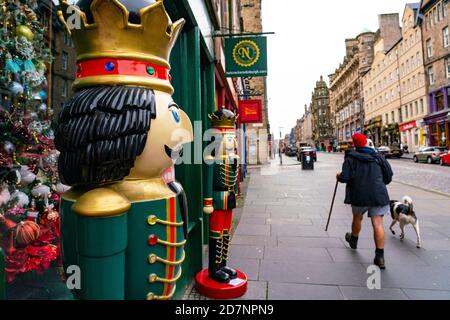 Édimbourg, Écosse, Royaume-Uni. 24 octobre 2020. Extérieur de la boutique de Noël sur Royal Mile à Édimbourg. Le gouvernement écossais avertit que les célébrations de Noël et les rassemblements familiaux pourraient être sérieusement réduits en raison des fermetures de Covid-19. Iain Masterton/Alay Live News Banque D'Images