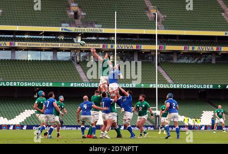 James Ryan, de l’Irlande, remporte une file d’attente devant des stands vides lors du match des 6 nations au stade Aviva de Dublin. Banque D'Images