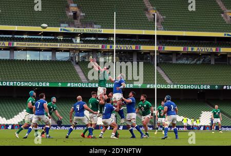 James Ryan, de l’Irlande, remporte une file d’attente devant des stands vides lors du match des 6 nations au stade Aviva de Dublin. Banque D'Images