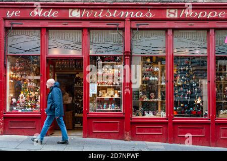 Édimbourg, Écosse, Royaume-Uni. 24 octobre 2020. Extérieur de la boutique de Noël sur Royal Mile à Édimbourg. Le gouvernement écossais avertit que les célébrations de Noël et les rassemblements familiaux pourraient être sérieusement réduits en raison des fermetures de Covid-19. Iain Masterton/Alay Live News Banque D'Images