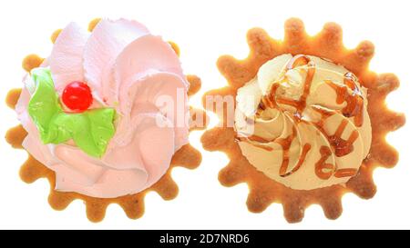 Deux tartelettes avec crème à la fraise et garniture au caramel, vue de dessus isolée sur fond blanc. Banque D'Images