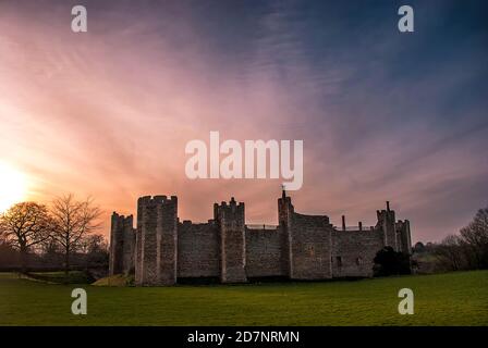 Coucher de soleil sur le château de Framingham à Suffolk, Royaume-Uni Banque D'Images
