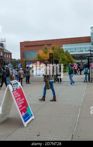 Brooklyn, NY, États-Unis. 24 octobre 2020. Une ligne de personnes désireuses de voter s'est étirée sur 1 km (0.6 mi) une demi-heure après l'ouverture des sondages le premier jour de vote par anticipation à New York. Les portes du bureau de vote de l'université de Brooklyn, dans le quartier de Midwood, ont ouvert aux électeurs à 10 h 00, et un employé du bureau de scrutin a signalé que la première personne à arriver aux portes à 4 h 30 ce matin. L'entrée du bureau de vote du Brooklen College. Credit: Ed Lefkowicz/Alay Live News Banque D'Images