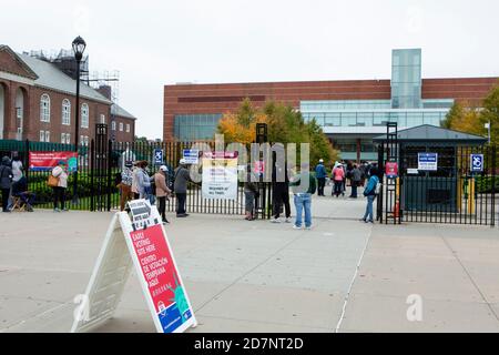 Brooklyn, NY, États-Unis. 24 octobre 2020. Une ligne de personnes désireuses de voter s'est étirée sur 1 km (0.6 mi) une demi-heure après l'ouverture des sondages le premier jour de vote par anticipation à New York. Les portes du bureau de vote de l'université de Brooklyn, dans le quartier de Midwood, ont ouvert aux électeurs à 10 h 00, et un employé du bureau de scrutin a signalé que la première personne à arriver aux portes à 4 h 30 ce matin. L'entrée du bureau de vote du Brooklen College. Credit: Ed Lefkowicz/Alay Live News Banque D'Images