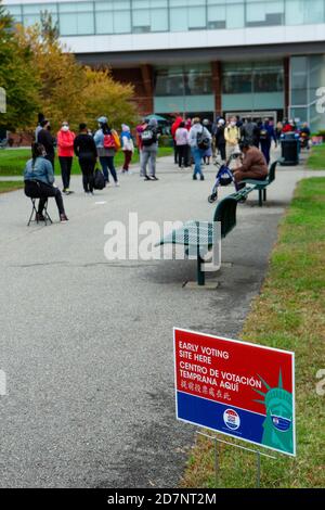 Brooklyn, NY, États-Unis. 24 octobre 2020. Une ligne de personnes désireuses de voter s'est étirée sur 1 km (0.6 mi) une demi-heure après l'ouverture des sondages le premier jour de vote par anticipation à New York. Les portes du bureau de vote de l'université de Brooklyn, dans le quartier de Midwood, ont ouvert aux électeurs à 10 h 00, et un employé du bureau de scrutin a signalé que la première personne à arriver aux portes à 4 h 30 ce matin. L'entrée du bureau de vote du Brooklen College. Credit: Ed Lefkowicz/Alay Live News Banque D'Images