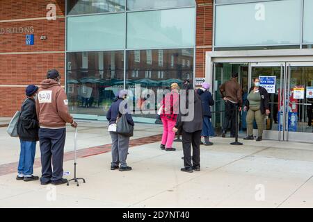 Brooklyn, NY, États-Unis. 24 octobre 2020. Une ligne de personnes désireuses de voter s'est étirée sur 1 km (0.6 mi) une demi-heure après l'ouverture des sondages le premier jour de vote par anticipation à New York. Les portes du bureau de vote de l'université de Brooklyn, dans le quartier de Midwood, ont ouvert aux électeurs à 10 h 00, et un employé du bureau de scrutin a signalé que la première personne à arriver aux portes à 4 h 30 ce matin. Électeurs à la porte du bureau de vote. Credit: Ed Lefkowicz/Alay Live News Banque D'Images