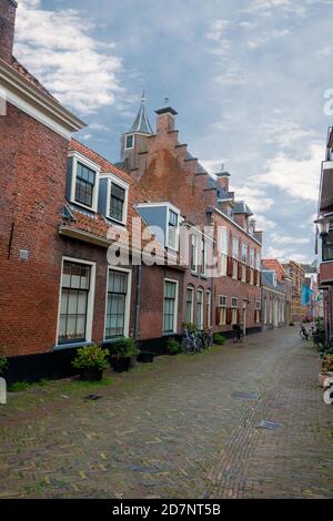 Style architectural hollandais typique des façades des maisons de la ville d'Alkmaar, aux pays-Bas Banque D'Images