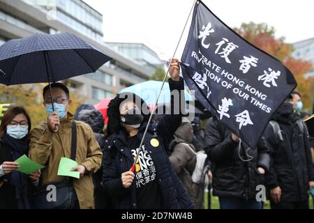 Londres, Royaume-Uni. 24 octobre 2020. Des manifestants à Londres rassemblés à côté de Tower Bridge pour manifester leur solidarité avec 12 Hongkongais seraient actuellement détenus en Chine continentale, accusés d'avoir tenté de fuir Hong Kong pour Taiwan. Crédit : David Coulson/Alay Live News Banque D'Images