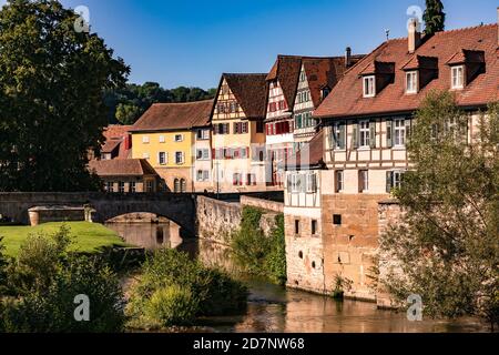 Maisons historiques à colombages sur Steinernen Steg dans la vieille ville De la salle Schwaebisch dans le Bade-Wurtemberg Banque D'Images