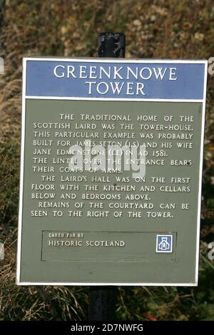 La tour Greenknowe est une maison de 16th siècles, située juste à l'ouest du village de Gordon, aux frontières écossaises. Bien qu'une ruine sans toit, la pierre de la tour est bien conservée, et représente un bel exemple d'une tour plus récente maison, construite plus comme une résidence plutôt que comme un lieu de défense.le bâtiment est situé au NT639428, à côté de la route A6105. C'est un monument historique, et est dans le soin de l'Ecosse historique. Banque D'Images