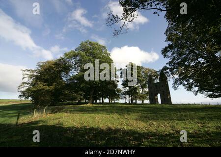 Borders The Hundy Mundy à Mellerstain House nr Kelso. Hundy Mundy Tower, Tour de Melrose, Écosse, Royaume-Uni. Une folie nommée d'après une princesse qui domine les corps dans un site naturel de sépulture des bois.Une folie gothique construite pour compléter la vue conçue qui s'étend au sud-est de Mellerstain dans les frontières écossaises, Hundy Mundy occupe un emplacement spectaculaire à 1,5 km (5 miles) au nord-est de Smailholm et à 8 km (miles) nord-ouest de Kelso. Commencé en 1726 et comprenant une grande arche entre des tours carrées, qui sont couvertes par des pyramides, c'était l'oeuvre de William Adam (1689 - 1748) qui avait été l'architecte Banque D'Images