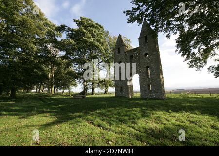 Borders The Hundy Mundy à Mellerstain House nr Kelso. Hundy Mundy Tower, Tour de Melrose, Écosse, Royaume-Uni. Une folie nommée d'après une princesse qui domine les corps dans un site naturel de sépulture des bois.Une folie gothique construite pour compléter la vue conçue qui s'étend au sud-est de Mellerstain dans les frontières écossaises, Hundy Mundy occupe un emplacement spectaculaire à 1,5 km (5 miles) au nord-est de Smailholm et à 8 km (miles) nord-ouest de Kelso. Commencé en 1726 et comprenant une grande arche entre des tours carrées, qui sont couvertes par des pyramides, c'était l'oeuvre de William Adam (1689 - 1748) qui avait été l'architecte Banque D'Images