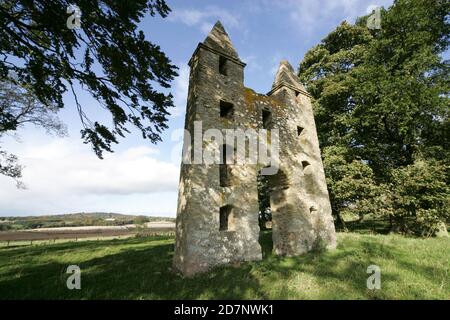 Borders The Hundy Mundy à Mellerstain House nr Kelso. Hundy Mundy Tower, Tour de Melrose, Écosse, Royaume-Uni. Une folie nommée d'après une princesse qui domine les corps dans un site naturel de sépulture des bois.Une folie gothique construite pour compléter la vue conçue qui s'étend au sud-est de Mellerstain dans les frontières écossaises, Hundy Mundy occupe un emplacement spectaculaire à 1,5 km (5 miles) au nord-est de Smailholm et à 8 km (miles) nord-ouest de Kelso. Commencé en 1726 et comprenant une grande arche entre des tours carrées, qui sont couvertes par des pyramides, c'était l'oeuvre de William Adam (1689 - 1748) qui avait été l'architecte Banque D'Images