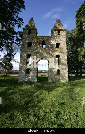 Borders The Hundy Mundy à Mellerstain House nr Kelso. Hundy Mundy Tower, Tour de Melrose, Écosse, Royaume-Uni. Une folie nommée d'après une princesse qui domine les corps dans un site naturel de sépulture des bois.Une folie gothique construite pour compléter la vue conçue qui s'étend au sud-est de Mellerstain dans les frontières écossaises, Hundy Mundy occupe un emplacement spectaculaire à 1,5 km (5 miles) au nord-est de Smailholm et à 8 km (miles) nord-ouest de Kelso. Commencé en 1726 et comprenant une grande arche entre des tours carrées, qui sont couvertes par des pyramides, c'était l'oeuvre de William Adam (1689 - 1748) qui avait été l'architecte Banque D'Images