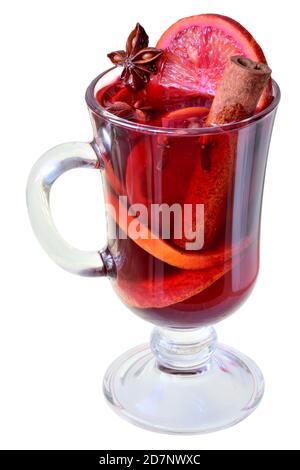 Boisson chaude vin rouge chaud accompagné d'épices et d'orange rouge dans un gobelet en verre isolé sur fond blanc. Banque D'Images