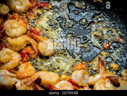 Crevettes, ail et Chili frits dans une casserole Banque D'Images