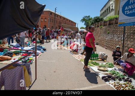 Éditorial. Une journée de marché avec de nombreux produits locaux sur l'île de Madagascar Banque D'Images