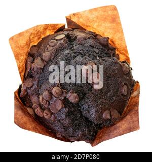 Muffin sombre décoré de copeaux de chocolat vue sur le dessus isolé sur un fond blanc. Banque D'Images