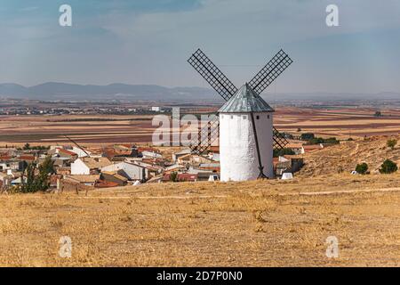 Moulin à vent blanc à Campo de Criptana, Castille la Manche, Espagne. Banque D'Images