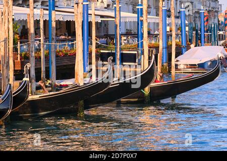 Gondoles amarrées par une rive le long du Grand Canal. Venise en Italie souffre de manque de touristes en raison des pandémies de coronavirus. Banque D'Images
