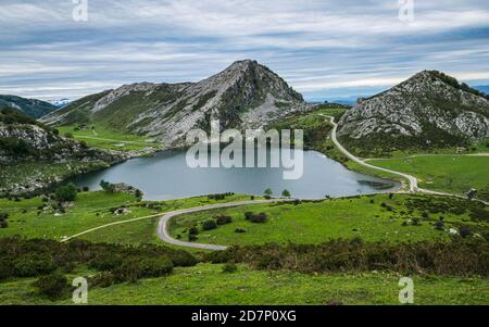 Lac énol, un des lacs de Covadonga dans les Asturies, Espagne. Banque D'Images