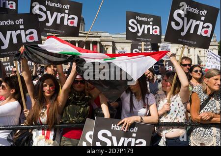 Des partisans pro syriens lors d'un rassemblement contre une intervention militaire dans le conflit syrien, avant le rassemblement, il y avait eu une marche à partir de Victoria Embankment et terminé par un rassemblement à Trafalgar Square. La route a pris la marche a passé les chambres du Parlement. Trafalgar Square, Westminster, Londres, Royaume-Uni. 31 août 2013 Banque D'Images