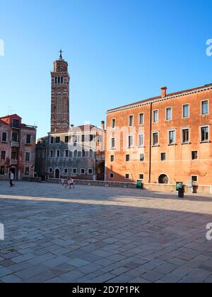 Venise, Italie - 18 septembre 2020 : les gens traversent la place vide à Venise, Italie Venise, Italie pendant la pandémie du coronavirus. Banque D'Images