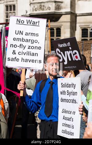 Peter Thatchell lors d'une marche et d'une manifestation contre une intervention militaire en Syrie, Victoria Embankment, Londres, Royaume-Uni Banque D'Images