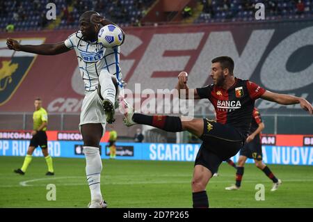 Genova, Italie. 24 octobre 2020. Romelu Lukaku (Inter), Mattia Bani (Gênes) pendant Genoa CFC vs FC Internazionale, Italie football série A match à Genova, Italie, octobre 24 2020 crédit: Independent photo Agency/Alay Live News Banque D'Images