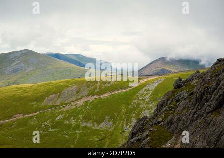 Vue depuis Ranger Path à Llanberis Path avec une route de train de montagne jusqu'au pic YR Wyddfa - la forêt de Snowdon. La plus haute chaîne de montagnes du pays de Galles. Banque D'Images