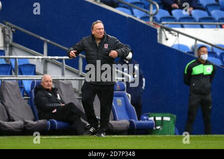 Cardiff, Royaume-Uni. 24 octobre 2020. Neil Warnock, le gestionnaire de Middlesbrough, réagit sur la ligne de contact. Match de championnat EFL Skybet, Cardiff City et Middlesbrough au Cardiff City Stadium de Cardiff, pays de Galles, le samedi 24 octobre 2020. Cette image ne peut être utilisée qu'à des fins éditoriales. Utilisation éditoriale uniquement, licence requise pour une utilisation commerciale. Aucune utilisation dans les Paris, les jeux ou les publications d'un seul club/ligue/joueur. photo par Andrew Orchard/Andrew Orchard sports Photography/Alamy Live News crédit: Andrew Orchard sports Photography/Alamy Live News Banque D'Images