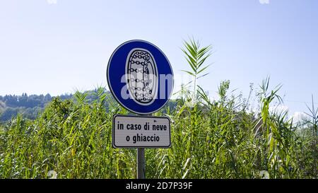 Signalisation routière exigeant que les conducteurs aient des chaînes sur leurs roues en cas de neige ou de glace ('in caso di neve o ghiaccio' en italien) sur l'asphal Banque D'Images