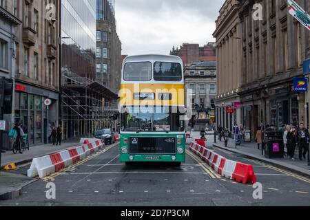 Glasgow, Écosse, Royaume-Uni. 24 octobre 2020. Les bus d'époque de Glasgow Vintage Vehicle Trust traversent le centre-ville sur une route circulaire le jour du cercle. Credit: SKULLY/Alay Live News Banque D'Images