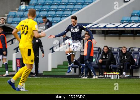 Londres, Royaume-Uni. 24 octobre 2020. Scott Malone, de Millwall, commandant le ballon lors du match du championnat Sky Bet, a joué derrière des portes fermées en raison des directives Covid-19 du gouvernement entre Millwall et Barnsley à la Den, Londres, Angleterre, le 24 octobre 2020. Photo de Carlton Myrie. Crédit : Prime Media Images/Alamy Live News Banque D'Images