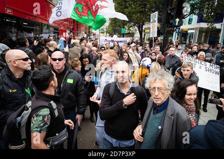 Londres, Royaume-Uni. 24 octobre 2020. Piers Corbyn s'arrête sur Oxford Street pendant une marche dans la ville. Le mouvement UNITE for Freedom a organisé une manifestation sous la bannière, nous avons le pouvoir, pour montrer aux forces qu'elles ne consentent pas à ce qu'elles considèrent comme un verrouillage illégal. Credit: Andy Barton/Alay Live News Banque D'Images