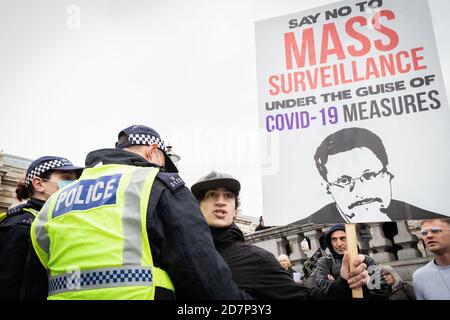 Londres, Royaume-Uni. 24 octobre 2020. Un homme est retenu par la police MET à Trafalgar Square. Le mouvement UNITE for Freedom a organisé une manifestation sous la bannière, nous avons le pouvoir, pour montrer aux forces qu'elles ne consentent pas à ce qu'elles considèrent comme un verrouillage illégal. Credit: Andy Barton/Alay Live News Banque D'Images