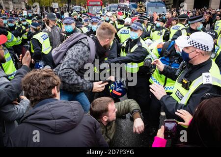 Londres, Royaume-Uni. 24 octobre 2020. La police et les manifestants s'affrontent à Westminster après que LE MET ait tenté de se rapprocher du pont pour empêcher les manifestants de le traverser. Le mouvement UNITE for Freedom a organisé une manifestation sous la bannière, nous avons le pouvoir, pour montrer aux forces qu'elles ne consentent pas à ce qu'elles considèrent comme un verrouillage illégal. Credit: Andy Barton/Alay Live News Banque D'Images