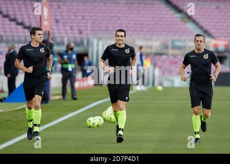 Barcelone, Espagne. 24 octobre 2020. Arbitres lors de l'échauffement avant le match de la Liga entre le FC Barcelone et le Real Madrid au Camp Nou le 24 2020 octobre à Barcelone, Espagne. Crédit : Dax Images/Alamy Live News Banque D'Images