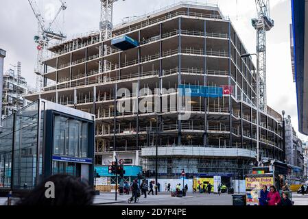 Londres, Royaume-Uni - octobre 22 2020 : site de développement sur Tottenham court Road, Elizabeth Line Crossrail West Entrance. Banque D'Images