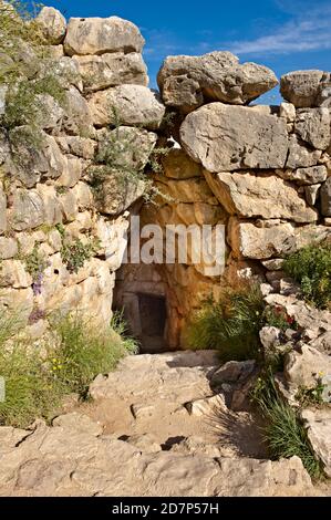 Entrée aux citernes d'eau Mycenae pour le stockage souterrain de l'eau. Fouillé par l'archéologue Heinrich Schliemann en 1876. Mycenae UNESCO World HE Banque D'Images