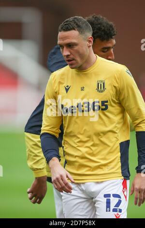 Stoke on Trent, Royaume-Uni. 24 octobre 2020. Le défenseur de la ville de Stoke James Chester (12) s'échauffe lors du match de championnat de pari EFL Sky entre Stoke City et Brentford au stade Britannia, Stoke-on-Trent, en Angleterre, le 24 octobre 2020. Photo de Jurek Biegus. Utilisation éditoriale uniquement, licence requise pour une utilisation commerciale. Aucune utilisation dans les Paris, les jeux ou les publications d'un seul club/ligue/joueur. Crédit : UK Sports pics Ltd/Alay Live News Banque D'Images