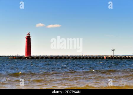 Muskegon, Michigan, États-Unis. Le Muskegon Pier Light ou Muskegon South Pier Light est un phare actif sur le lac Michigan. Banque D'Images